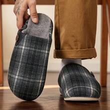 Sandal Rumah Gaya Inggris Musim Dingin Anti Selip Hangat untuk Dalam Ruangan, Lembut dan Nyaman, Motif Kotak-kotak Minimalis dengan Dekorasi Kancing, Lapisan Dalam Mewah, Sol Tipis, Model Slip-On, Sandal Tertutup - Dark Grey - View 4
