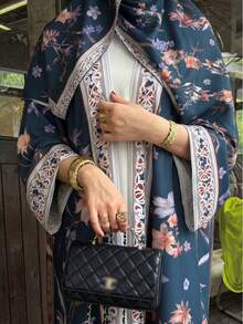 Hafizah 花卉印花睡袍與頭巾2件組 度假秋季款 - 藍色 - 查看 5
