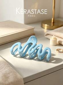 Jepit Rambut Kérastase Stylish Warna Biru Muda dengan Gigi Bergelombang, Jepit Rambut Akrilik dengan Pegangan Kuat dan Detail Logo K, Aksesori Rambut Nyaman untuk Kerja, Kencan, dan Pemakaian Sehari-hari - Biru - View 1