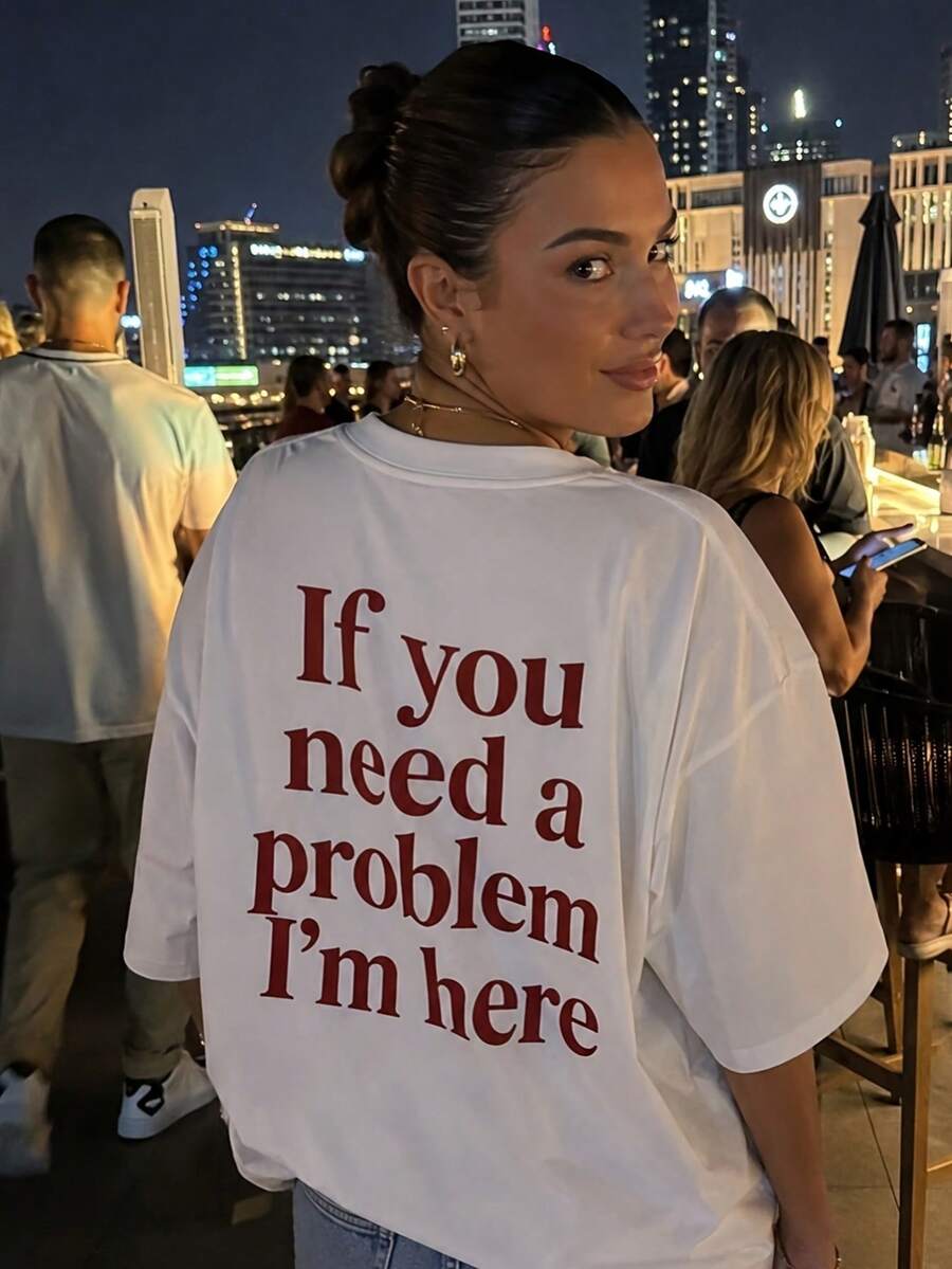 T-shirt blanc pour femmes grande taille avec slogan anglais amusant, "Si vous avez besoin d'un problème, je suis là" imprimé sur le dos, col rond, épaules tombantes, manches courtes amples, top décontracté de rue d'été - Blanc - Voir 1