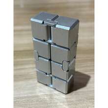 金屬合金 2x2 多功能魔方指尖玩具,啞光金屬質感,精湛工藝,藝術壓力緩解玩具,優雅裝飾玩具,增強認知能力與問題解決能力-趣味玩具,壓力緩解小工具,焦慮緩解指尖玩具,課堂無聊玩具,發洩小工具,手指玩具,成人壓力緩解玩具,翻轉手指魔方指尖玩具 - 110g - 查看 9
