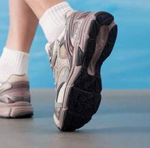 Mizuno 新款 SPEED 2K 緩震透氣網布多功能休閒跑步鞋 中性款 - 白灰色/粉色 - 查看 5