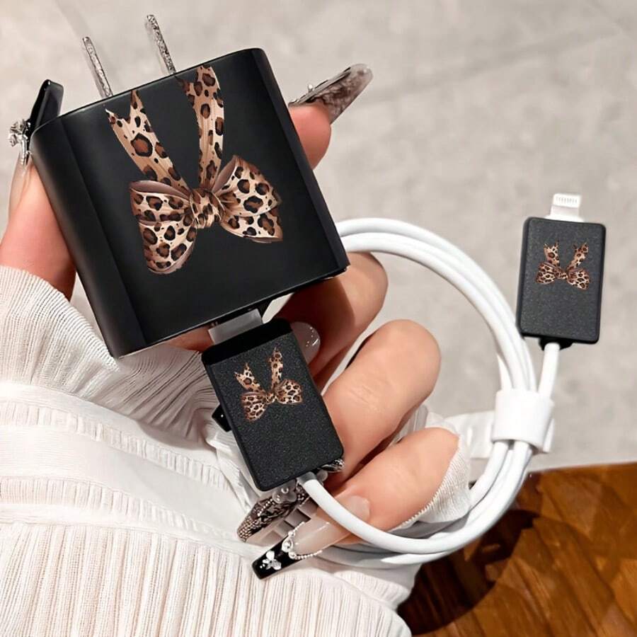 4-delars set med 2D platt design leopardmönstrad rosett för mobilladdare, laddhuvudskydd + kabelskydd + förvaringssnöre, kompatibelt med 20W/18W-laddare - Multifärgad - Visa 1