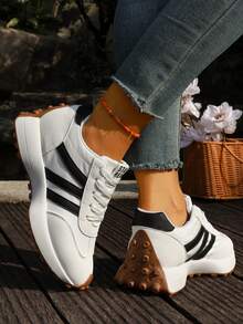 Sepatu Sneakers Bertali Platform Retro Blok Warna dengan Garis Samping Kontras - Krem - View 2