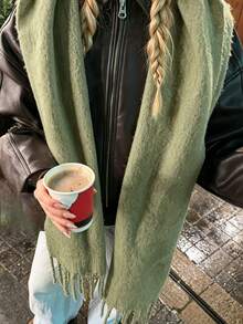 1件女款優雅針織流蘇圍巾－舒適防風保暖，適合秋冬，理想的節日禮物 - 軍綠色 - 查看 3
