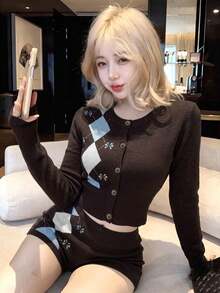 2026秋冬新款性感學院風菱格紋提花針織開襟衫+短褲兩件套，青春修身顯年輕穿搭 - 咖色 - 查看 1