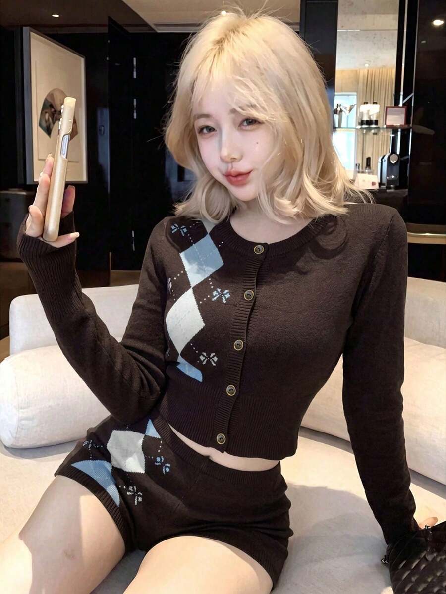 2026秋冬新款性感學院風菱格紋提花針織開襟衫+短褲兩件套,青春修身顯年輕穿搭 - 咖色 - 查看 1