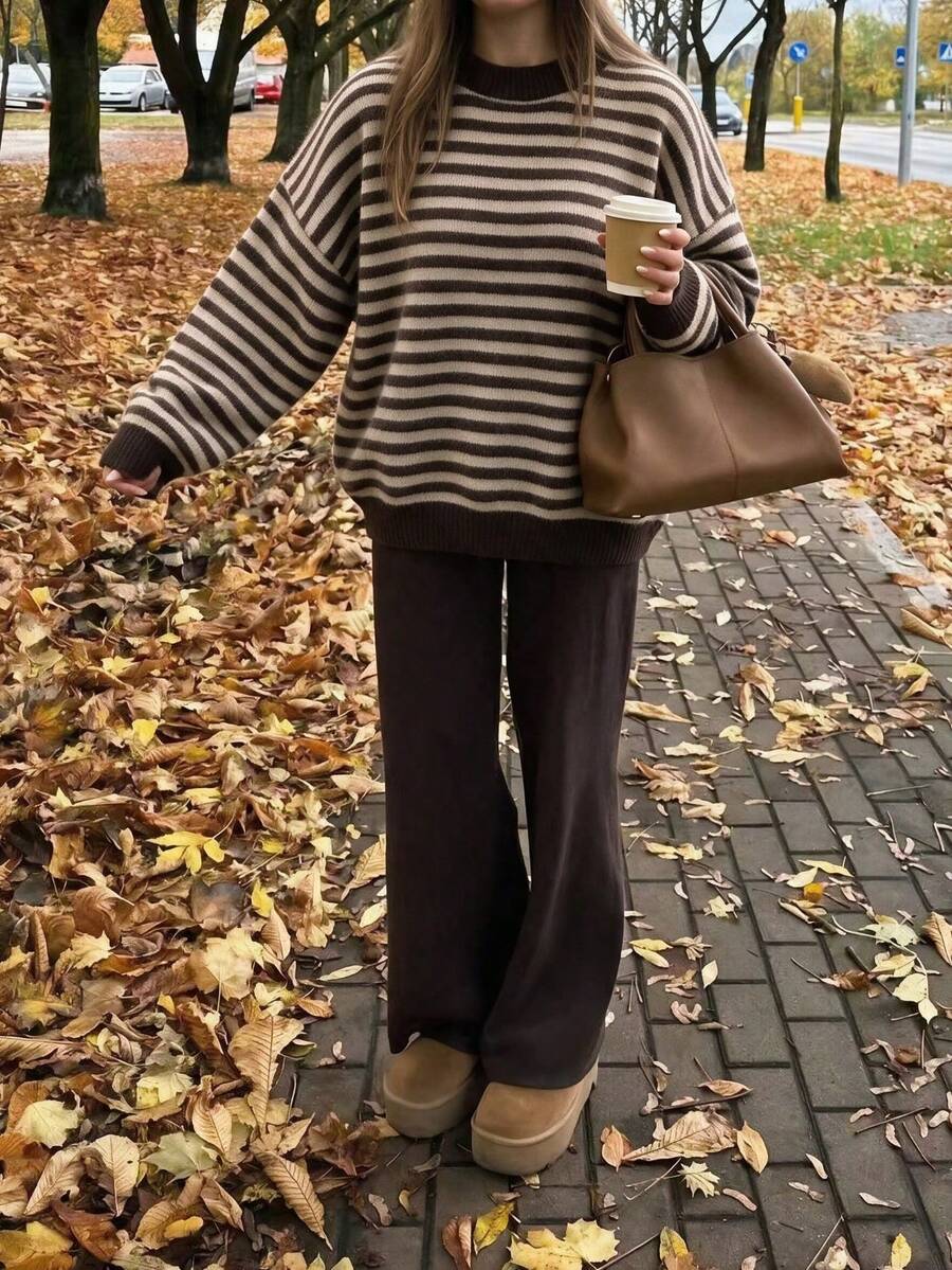 Sweater Wanita Model Baru Warna Burgundy dan Pink Muda dengan Garis-Garis Lebar dan Sempit, Warna Kontras, Leher Bulat - Campuran almond cokelat - View 1