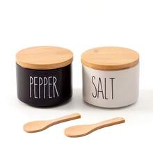 Cuencos de Sal y Pimienta de Cerámica. Bodega de Sal con Tapa Doble Soporte. Juego de Contenedores de Sal Apilables en Blanco y . Conservador de Sal, Cuenco para Pimienta, 2 Tapas de Madera Herméticas. Plato para Picar la Sal - 2 Pimenteros + 2 Cucharas - Ver 1