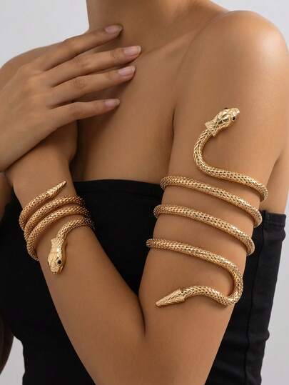 Juego de 2 pulseras de brazo estilo vintage salvaje con serpiente dorada, con delicada textura de escamas y diseño de cabeza de serpiente 3D, con fuerte tensión visual y estética misteriosa, adecuado para fiestas nocturnas, actuaciones en el escenario o para combinar con vestidos tubo y atuendos con hombros descubiertos, mostrando un aura audaz, sexy y única para mujeres a la moda