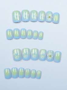 24片短方型秋季假指甲 藍色漸層染染 3D花朵美甲 可愛合金壓克力穿戴甲 凝膠美甲用品 美甲套裝（附1片果凍膠與1片指甲锉）適合女性日常約會派對 - 彩色 - 查看 3
