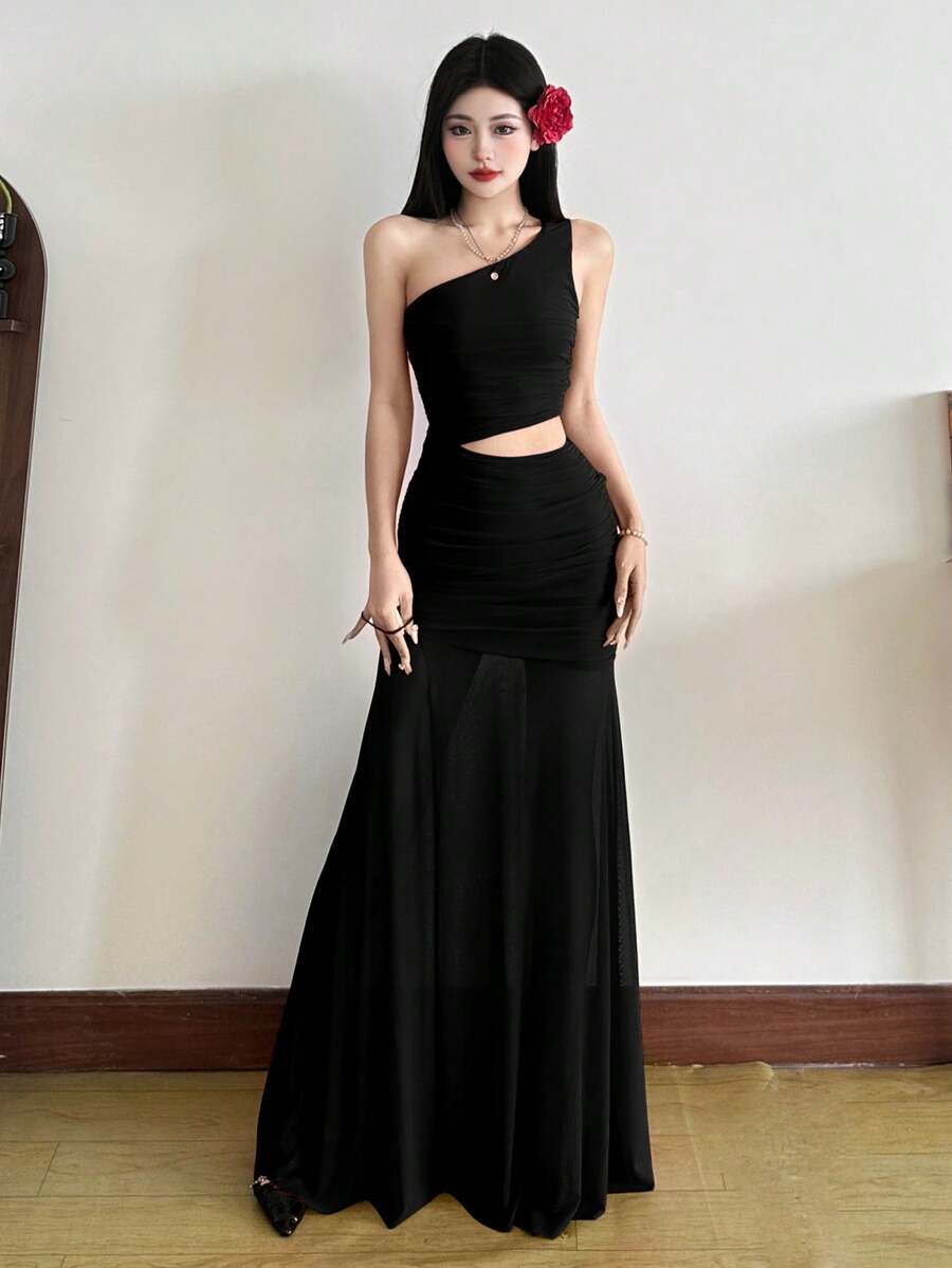 Top Dazzle Solid Color Fitted Fashionable One-Shoulder Asymmetric Sleeveless Dress - Black - View 1