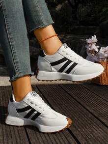 Sepatu Sneakers Bertali Platform Retro Blok Warna dengan Garis Samping Kontras - Krem - View 13