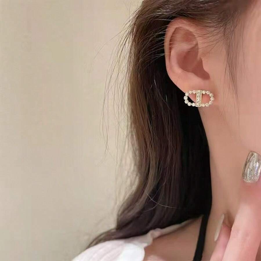 1pc Retro Korean Style Geometric Letter Design Minimalist Fashionable Versatile Earrings - New Letter Earrings - View 1
