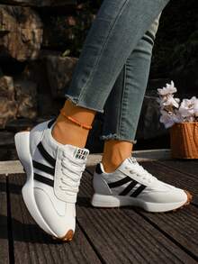 Sepatu Sneakers Bertali Platform Retro Blok Warna dengan Garis Samping Kontras - Krem - View 7