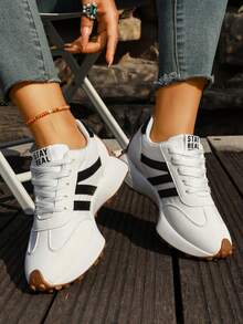 Sepatu Sneakers Bertali Platform Retro Blok Warna dengan Garis Samping Kontras - Krem - View 4