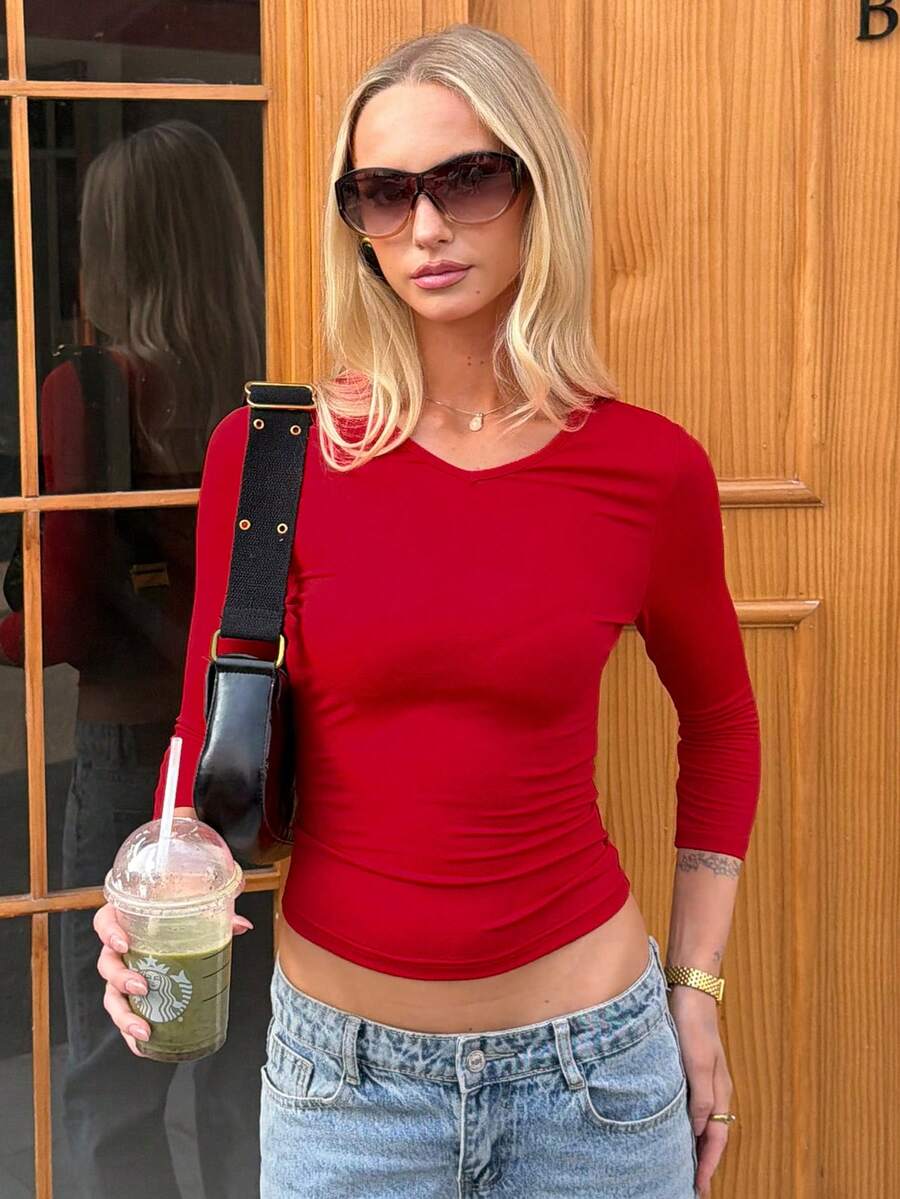 Women's V-Neck 3/4 Sleeve Cropped Slim Fit Solid Color Basic T-Shirt, Casual Street Style Cropped Top - Red - View 1