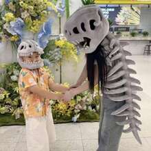 1 buah Topi Boneka Plush Kepala Kerangka Dinosaurus, Kostum Boneka Tulang yang Sama, Hadiah Ulang Tahun Lucu untuk Pacar - Grey - View 3