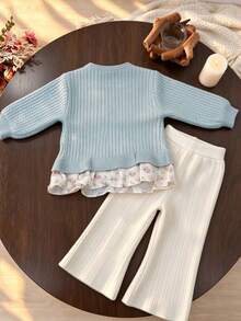 WUHUANG YIYI Bộ 2 món áo cardigan len dệt kim cho bé gái màu xanh nhạt họa tiết hoa phối patchwork gấu áo trang trí thủ công và quần ống loe gân, phong cách mềm mại cho mùa thu - Màu xanh nhạt - Xem 2
