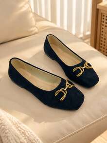 Sepatu Flat Slip-On Wanita Ujung Persegi dengan Hiasan Gesper Horsebit - Hitam - View 2