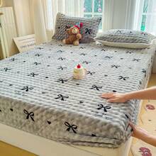 1pc Bow Print Milk Velvet Fitted Sheet, Soft & Comfortable, Skin-Friendly & Breathable, Fashionable & Fresh Bedding, Mattress Protector, Suitable For Hotel, Bedroom, Guest Room, Student Dorm, All Seasons - Light Grey - View 1