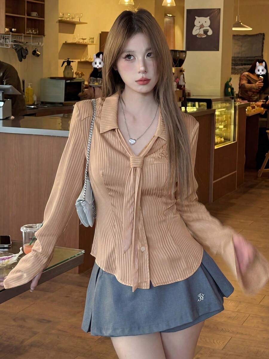 女款極簡性感甜辣風春季緞面條紋收腰修身長袖襯衫 - 卡其色 - 查看 1