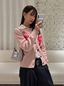 Cardigan Sweater Pink Motif Makhluk Mitologi Merah, Kancing Depan, Leher Bulat, Lengan Panjang, Rajutan Lembut, Cardigan Kasual Musim Gugur untuk Wanita, Gaya Vintage - Berwarna merah muda - View 1