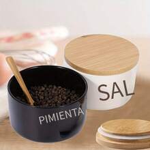 Cuencos de Sal y Pimienta de Cerámica. Bodega de Sal con Tapa Doble Soporte. Juego de Contenedores de Sal Apilables en Blanco y . Conservador de Sal, Cuenco para Pimienta, 2 Tapas de Madera Herméticas. Plato para Picar la Sal - 2 Pimenteros + 2 Cucharas - Ver 4