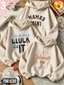 مجموعة 3 قطع خريف/شتاء للبنات، سويت شيرت بغطاء رأس مبطن بالصوف مع طباعة "MAMA MINI" و "CLOSER" و "I Celebrate ME" بأسلوب Y2K - لون المشمش + لون المشمش + لون المشمش - مشاهدة 1