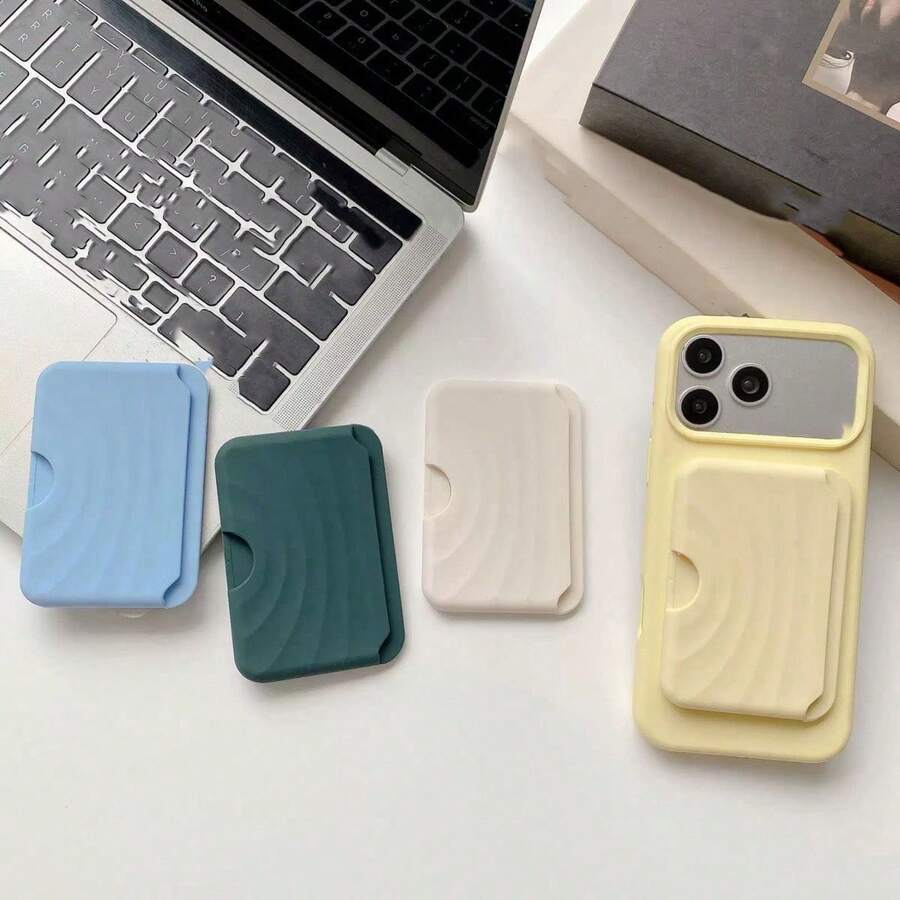 1 cái ví đựng thẻ ảnh Apple bằng silicone gợn sóng, dễ lấy thẻ từ bên cạnh, tương thích với khe thẻ MagSafe từ tính, mặt lưng silicone lỏng màu trơn có keo dán chống sốc