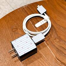 4件組 2D扁平設計條紋愛心手機充電器保護套組，包含充電頭保護套 + 充電線保護套 + 收納繩，相容 iPhone 20W/18W 充電器 - 彩色 - 查看 1