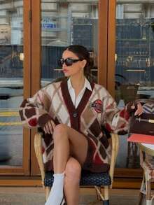 Cardigan de mujer de elasticidad media con llamativo patrón de rombos, mangas largas y botones funcionales en la parte delantera, ideal para usar en capas durante los días fríos de invierno - Marrón - Ver 4