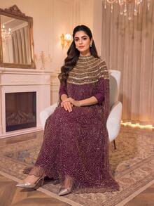 Robe arabe luxueuse bordeaux avec des détails de sequins dorés complexes, un col montant et des manches cape élégantes pour un look raffiné. - Or rouge - Voir 3