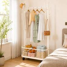 Arara de Roupas com Cesto e Ganchos, Plástico PP Branco, 175cm, Estrutura com Rodinhas, Organizador de Acessórios para Quarto e Closet – 60x30x175cm - AraraOrganizadora-Branca-Ganchos - Visão 2
