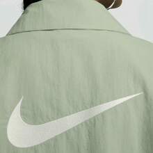 Nike Sportswear Essentials Wanita - Jaket Resleting Serbaguna, Bernapas, dan Melindungi dari Sinar UV - Hijau - View 6