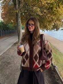 Cardigan de mujer de elasticidad media con llamativo patrón de rombos, mangas largas y botones funcionales en la parte delantera, ideal para usar en capas durante los días fríos de invierno - Marrón - Ver 6