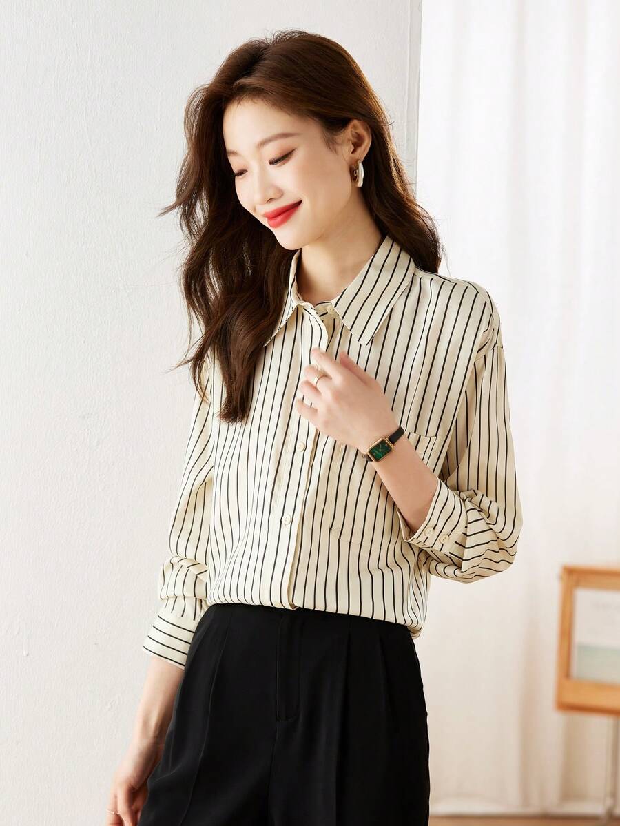 YUXIN 这款女士复古条纹衬衫非常适合春夏穿着。宽松的领口设计百搭又显瘦，适合通勤、办公和休闲场合。