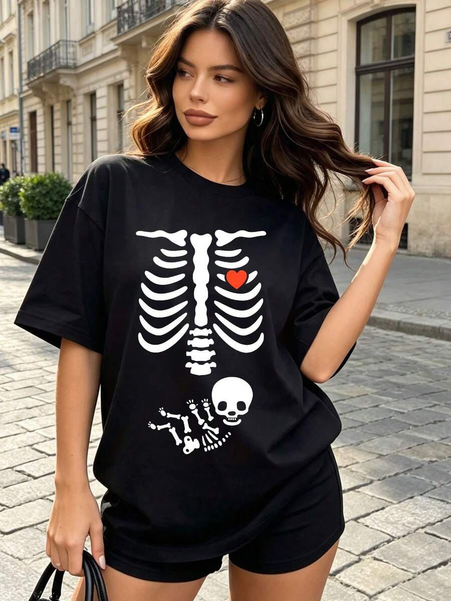 تي شيرت أشعة حمل بهيكل عظمي، جنين هيكلي داخل الرحم مع قلب أحمر، تصميم هالوين مميز، هدية للأمهات الحوامل ومحبي الفكاهة السوداء والأسلوب البديل - الأسود - مشاهدة 1