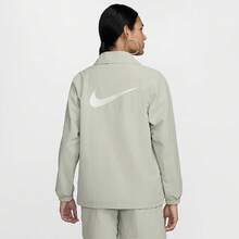 Nike Sportswear Essentials Wanita - Jaket Resleting Serbaguna, Bernapas, dan Melindungi dari Sinar UV - Hijau - View 3