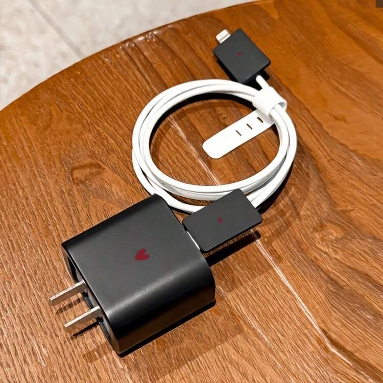 4件組 2D平面設計愛心手機充電器保護套組，充電頭保護套 + 線材保護套 + 收納繩，相容 iPhone 20W/18W 充電器 - 彩色 - 查看 1