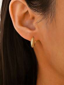 1 Pair Of Retro Openwork Triangular Gold-Cut Huggie Copper Ring Earrings, Suitable For Ladies To Wear Decorative Gifts In Daily Travel. - Yellow Gold - View 3