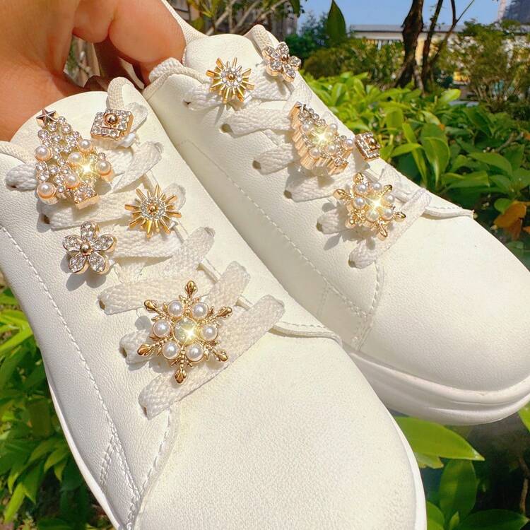 10 buah Jepit Sepatu Bentuk Pohon Natal dan Kepingan Salju, Dekorasi DIY, Cocok untuk Sepatu Sneaker Wanita, Sepatu Kanvas, Sandal, Selop, Jepit Sepatu Multifungsi, Hadiah Pesta Liburan yang Sempurna - Emas - View 3