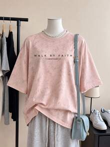 女款粉色水洗紋理短袖圓領T恤，印有「Walk By Faith」文字，寬鬆落肩款，適合日常穿著 - 粉色 - 查看 4