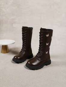 Pesan satu ukuran lebih besar, lihat tabel ukuran. Sepasang sepatu bot anak-anak model tinggi motif kupu-kupu, sol karet anti selip, lembut dan tahan aus, mudah dipakai dan dilepas, bernapas, desain kupu-kupu 3D, sepatu bot putri yang lucu. - Coklat - View 1