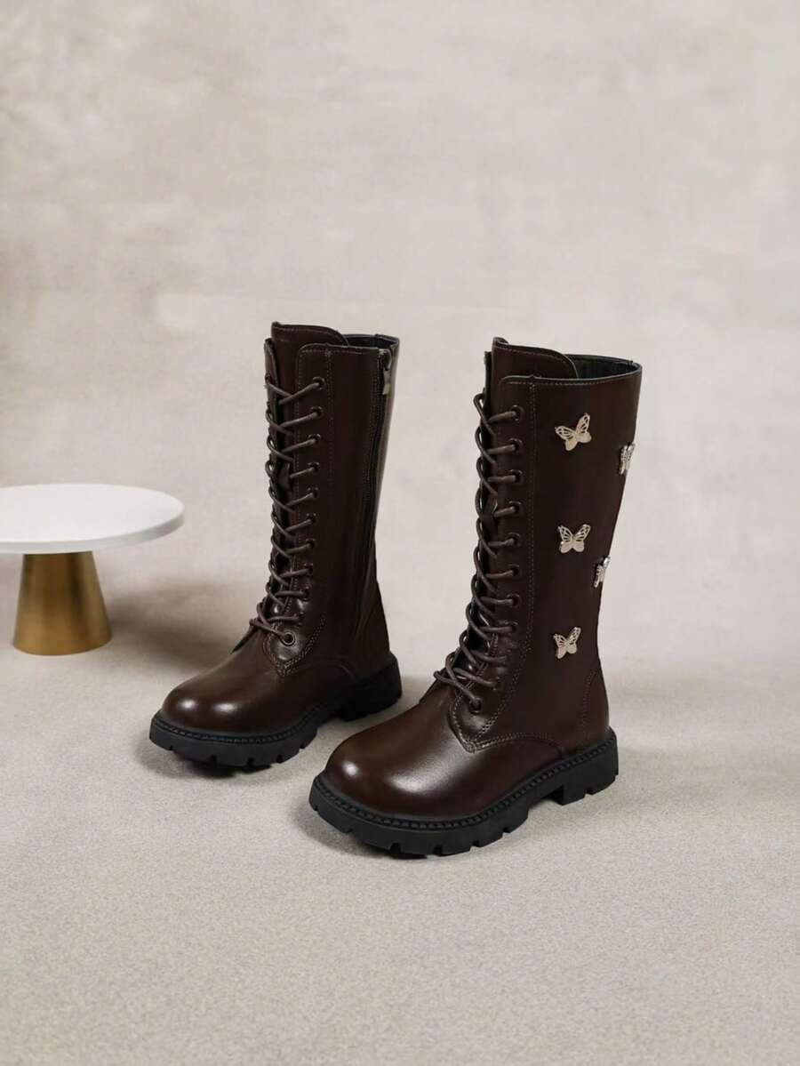 Pesan satu ukuran lebih besar, lihat tabel ukuran. Sepasang sepatu bot anak-anak model tinggi motif kupu-kupu, sol karet anti selip, lembut dan tahan aus, mudah dipakai dan dilepas, bernapas, desain kupu-kupu 3D, sepatu bot putri yang lucu. - Coklat - View 1