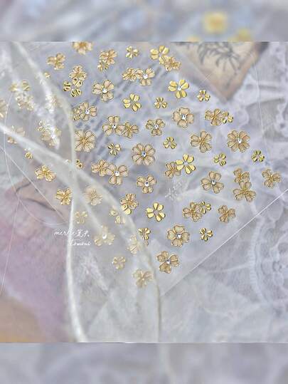 1 Hoja de Pegatinas de Uñas con Flores Doradas en Relieve 3D, Calcomanías Florales Metálicas con Strass, Deslizadores de Arte de Uñas con Flores Pequeñas Transparentes Autoadhesivas, Accesorios de Decoración de Manicura DIY Elegante de Estilo Francés