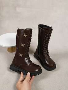 Pesan satu ukuran lebih besar, lihat tabel ukuran. Sepasang sepatu bot anak-anak model tinggi motif kupu-kupu, sol karet anti selip, lembut dan tahan aus, mudah dipakai dan dilepas, bernapas, desain kupu-kupu 3D, sepatu bot putri yang lucu. - Coklat - View 2