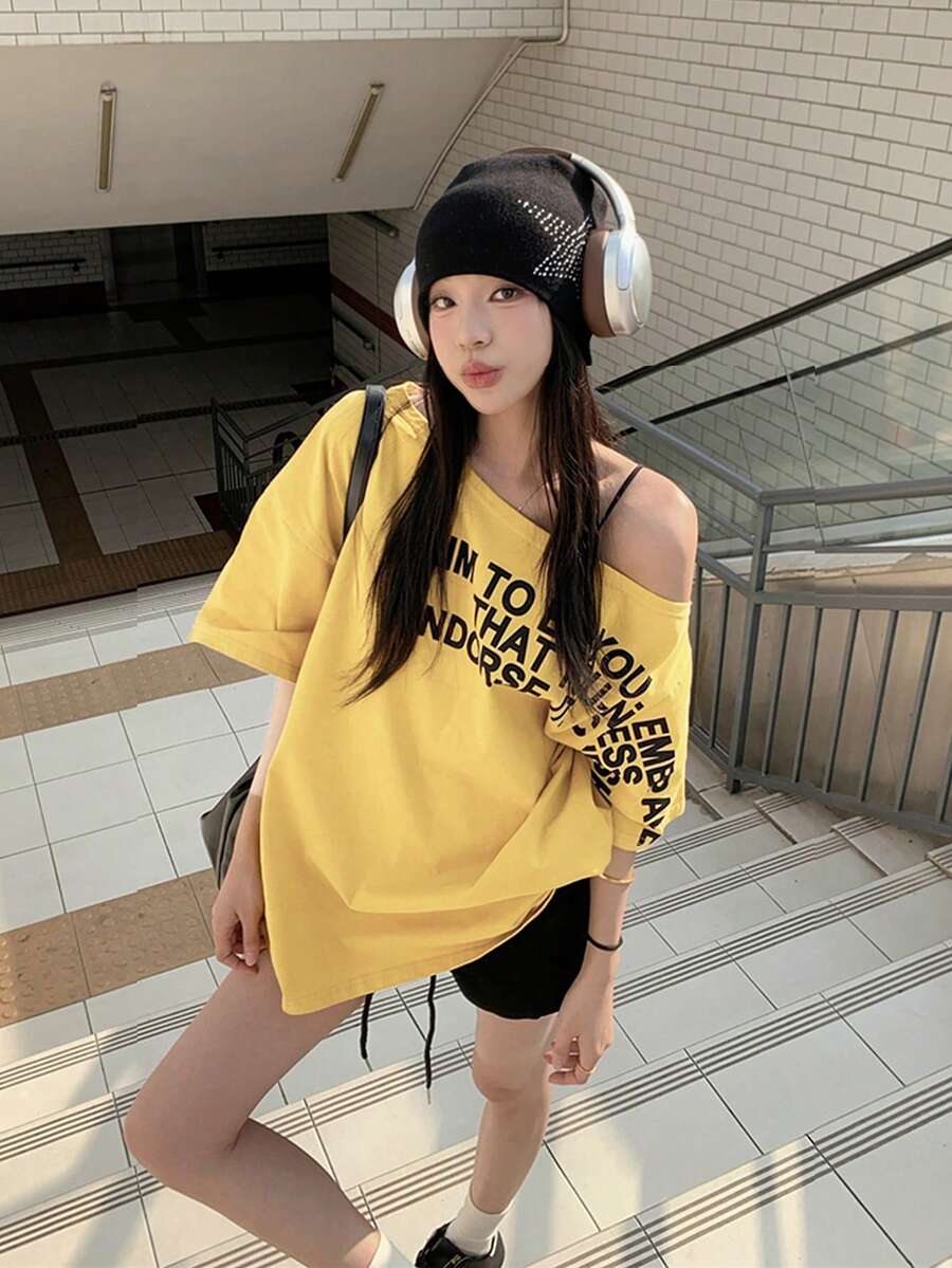 Atasan Musim Panas Bahu Asimetris Longgar Motif Huruf Kuning Jahe Lengan Pendek Kaos Kasual - Kuning - View 1