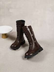 Pesan satu ukuran lebih besar, lihat tabel ukuran. Sepasang sepatu bot anak-anak model tinggi motif kupu-kupu, sol karet anti selip, lembut dan tahan aus, mudah dipakai dan dilepas, bernapas, desain kupu-kupu 3D, sepatu bot putri yang lucu. - Coklat - View 4