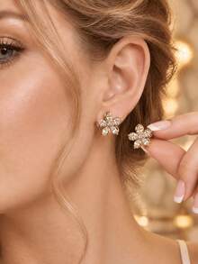 1 Pair Women's Marquise Cut Flower Stud Earrings, Exquisite Floral Earrings - Gold - View 1